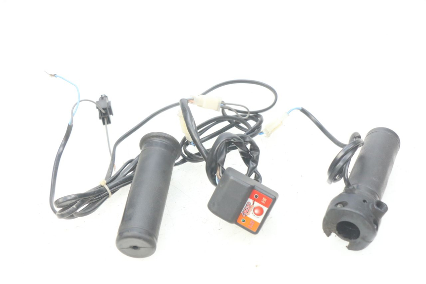 photo de THROTTLE GRIP HONDA FES PANTHEON 2T 125 (1998 - 2002) - Main view