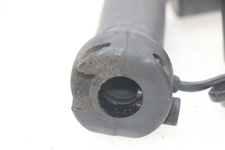photo de THROTTLE GRIP HONDA FES PANTHEON 2T 125 (1998 - 2002) - Zoom on usage condition