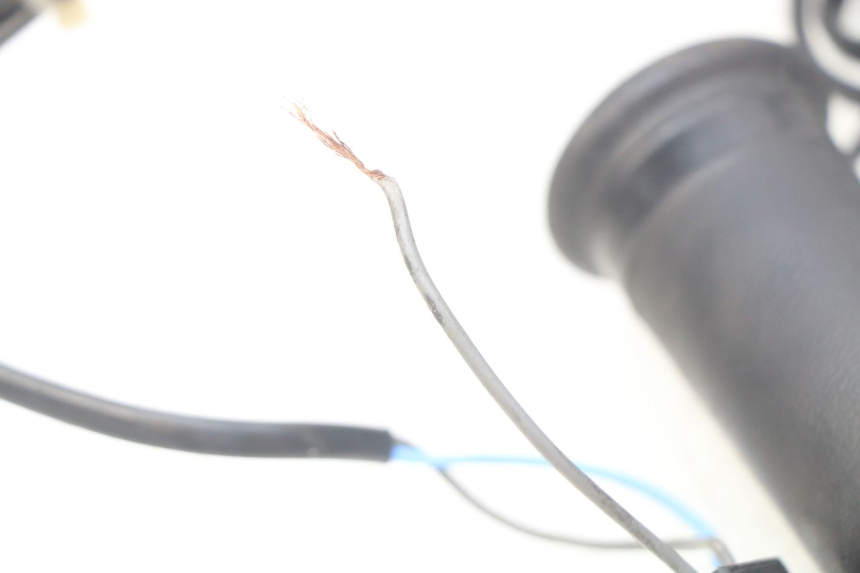 photo de THROTTLE GRIP HONDA FES PANTHEON 2T 125 (1998 - 2002) - Technical close-up