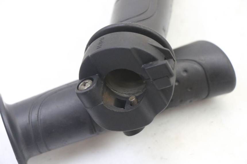 photo de THROTTLE GRIP SYM FIDDLE 2 S 125 (2012 - 2014) - Zoom on usage condition