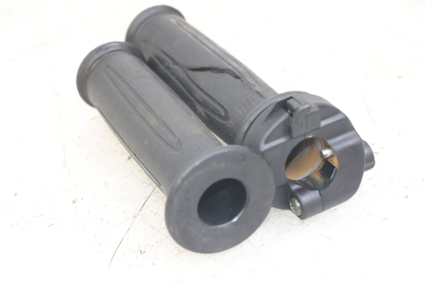 photo de THROTTLE GRIP SYM FIDDLE 3 III 125 (2014 - 2020) - Zoom on usage condition