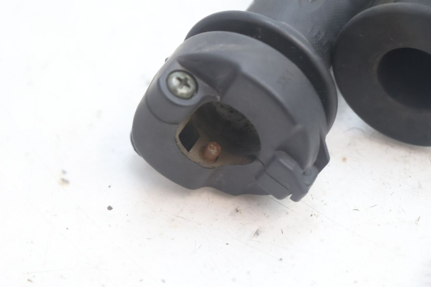 photo de THROTTLE GRIP SYM FIDDLE 3 III 50 (2014 - 2020) - Zoom on usage condition