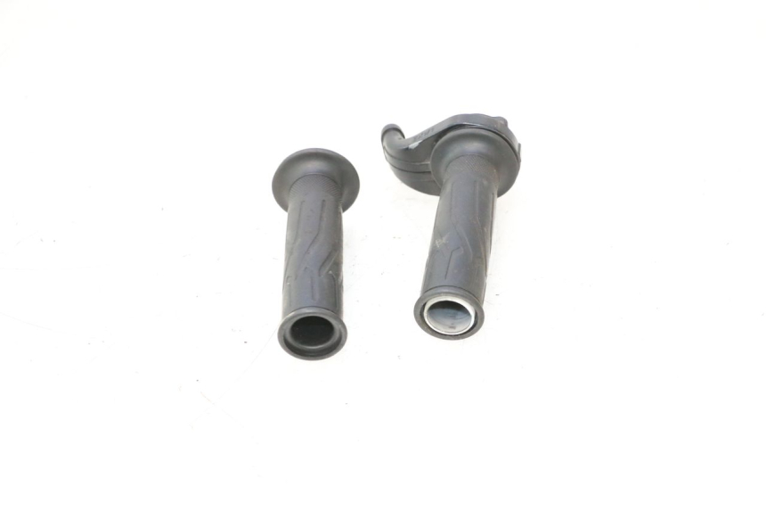 photo de THROTTLE GRIP YAMAHA FJR 1300 (2001 - 2005) - Technical close-up