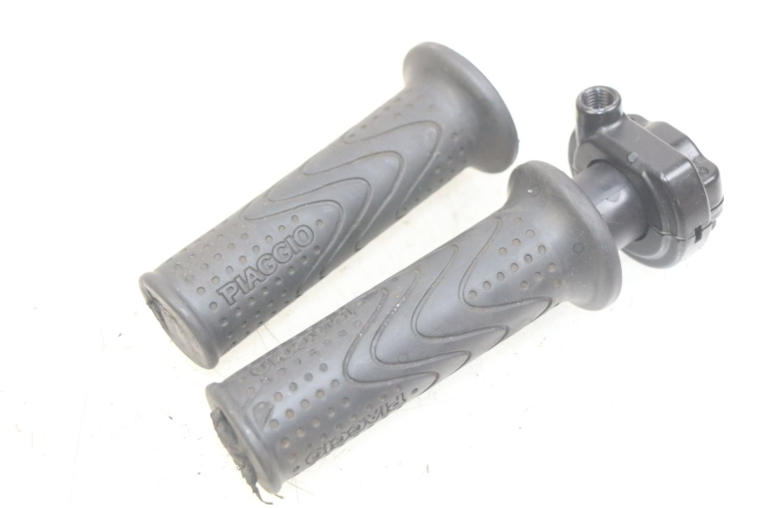 photo de THROTTLE GRIP PIAGGIO FLY 4T 50 (2013 - 2017) - Zoom on usage condition