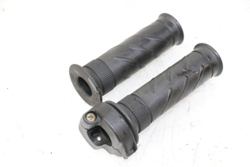 photo de THROTTLE GRIP DAELIM HISTORY 125 (2001 - 2002) - Zoom on usage condition