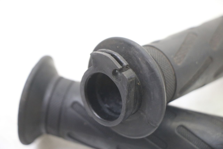 photo de THROTTLE GRIP PEUGEOT KISBEE 2T 50 (2018 - 2022) - Zoom on usage condition