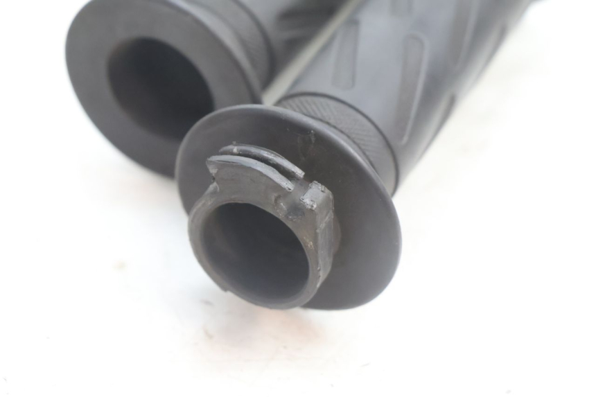 photo de THROTTLE GRIP PEUGEOT KISBEE 2T 50 (2010 - 2017) - Zoom on usage condition