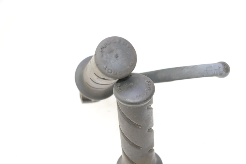 photo de THROTTLE GRIP PEUGEOT LUDIX ONE 50 (2004 - 2006) - Zoom on usage condition