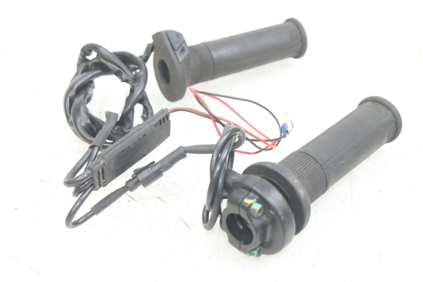 photo de THROTTLE GRIP PIAGGIO MEDLEY 125 (2016 - 2023) - Technical close-up