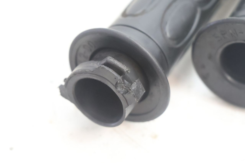 photo de THROTTLE GRIP YAMAHA NEO'S NEOS 2T 50 (1998 - 2007) - Zoom on usage condition