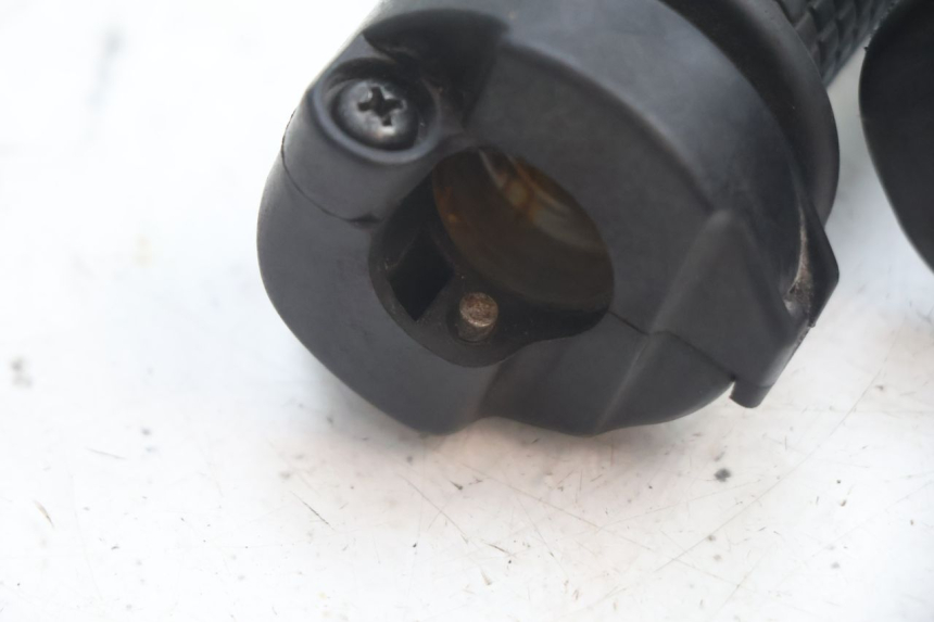 photo de THROTTLE GRIP KYMCO LIKE 4T 50 (2019 - 2025) - Zoom on usage condition
