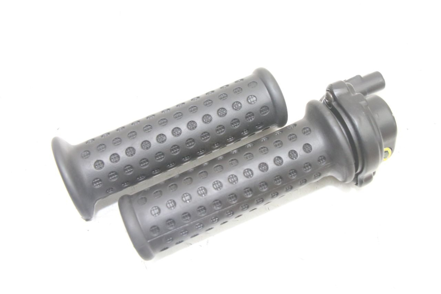 photo de THROTTLE GRIP PIAGGIO NRG POWER PUREJET 50 (2018 - 2021) - Zoom on usage condition