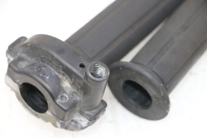 photo de THROTTLE GRIP HONDA NSR R 125 (1994 - 2003) - Zoom on usage condition