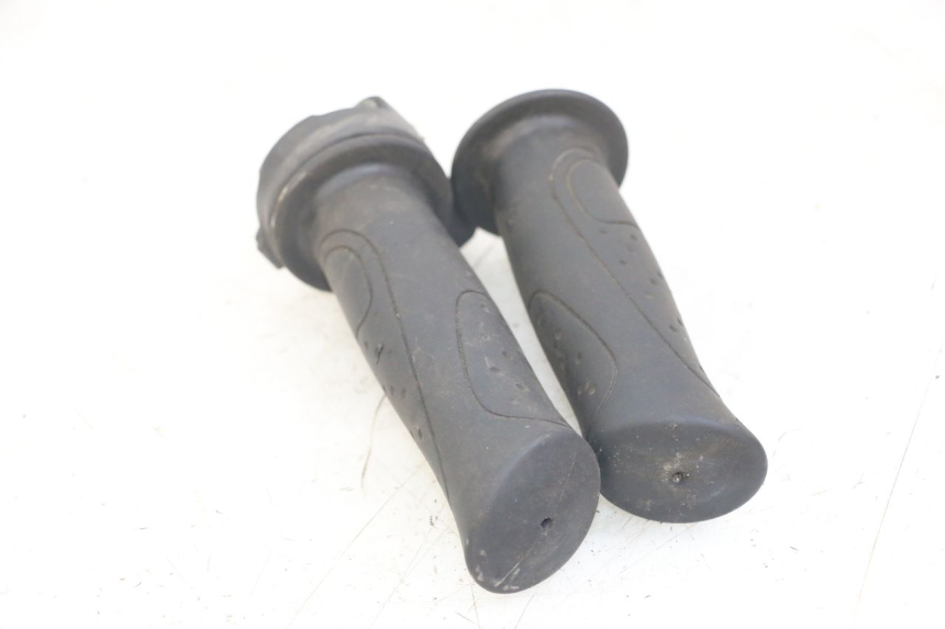 photo de THROTTLE GRIP SYM ORBIT III 3 4T 50 (2018 - 2021) - Zoom on usage condition