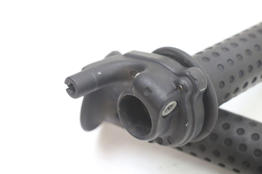 photo de THROTTLE GRIP PIAGGIO VESPA GRANTURISMO 125 (2003 - 2007) - Zoom on usage condition