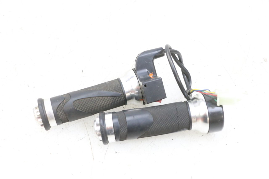 photo de THROTTLE GRIP EFUN PUSA 1 - Zoom on usage condition