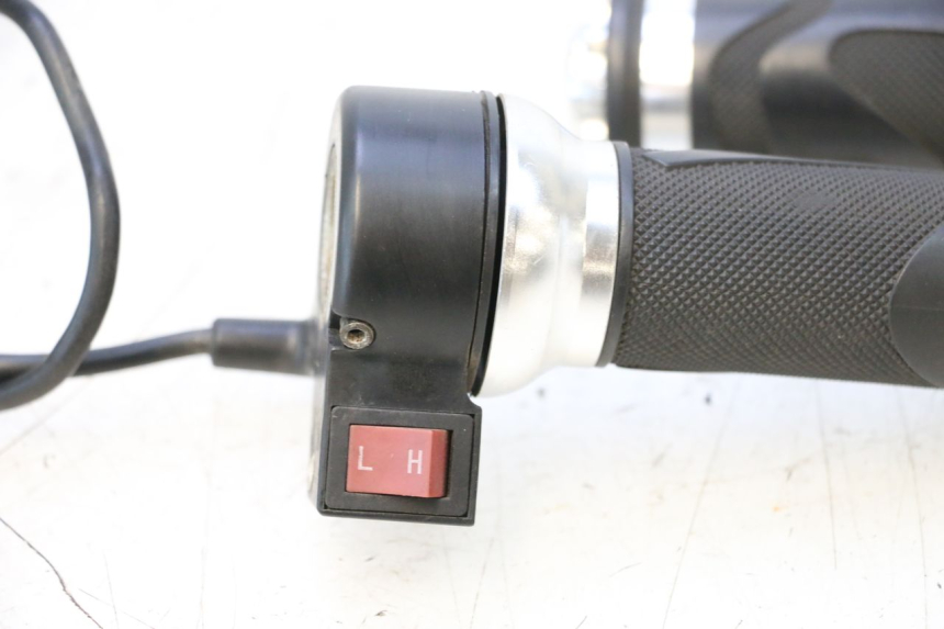 photo de THROTTLE GRIP EFUN PUSA 1 - Zoom on usage condition