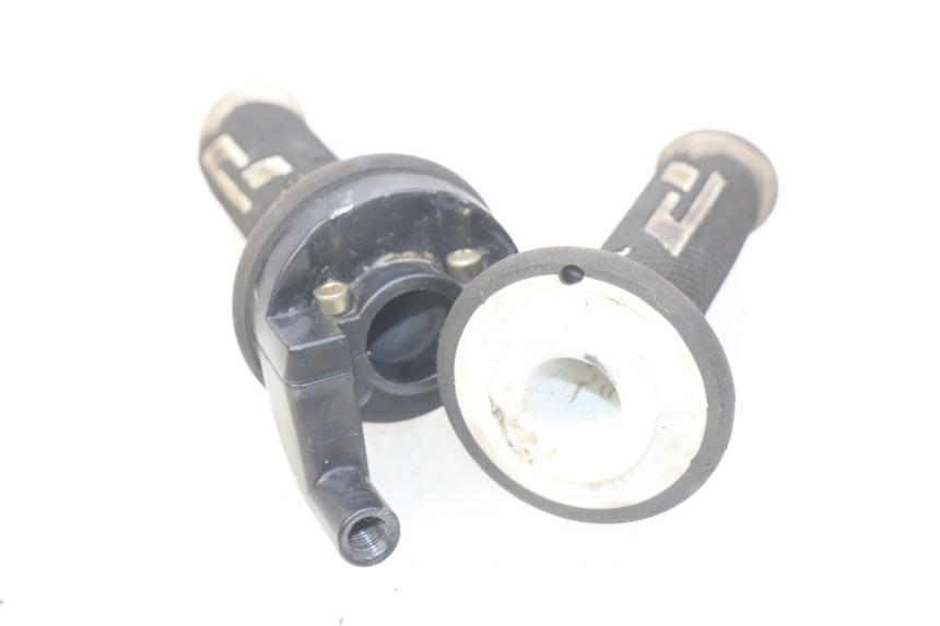 photo de THROTTLE GRIP APOLLO RFZ 125 - Zoom on usage condition