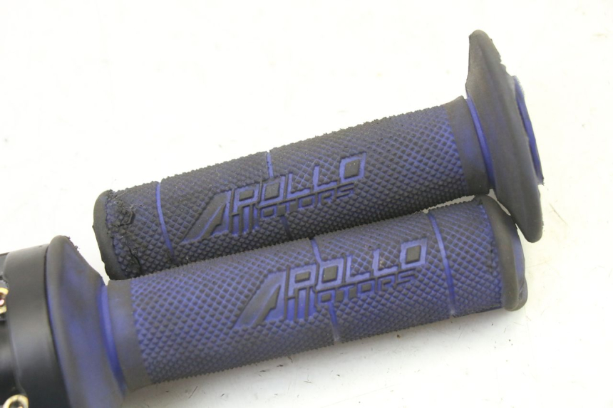 photo de THROTTLE GRIP APOLLO RFZ 125 - Zoom on usage condition