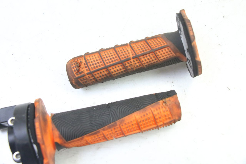 photo de THROTTLE GRIP APOLLO RFZ 125 - Component detail