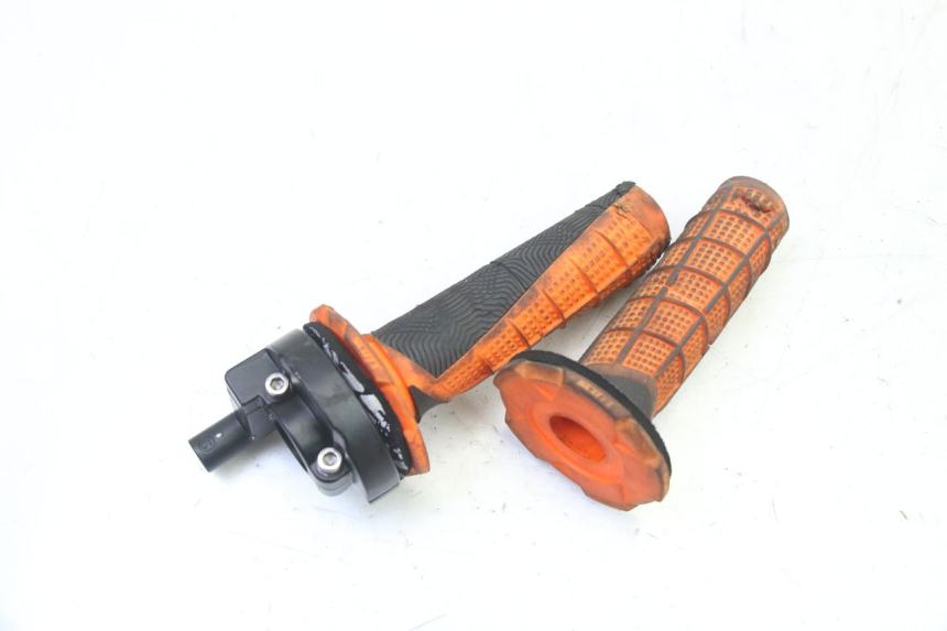 photo de THROTTLE GRIP APOLLO RFZ 125 - Zoom on usage condition