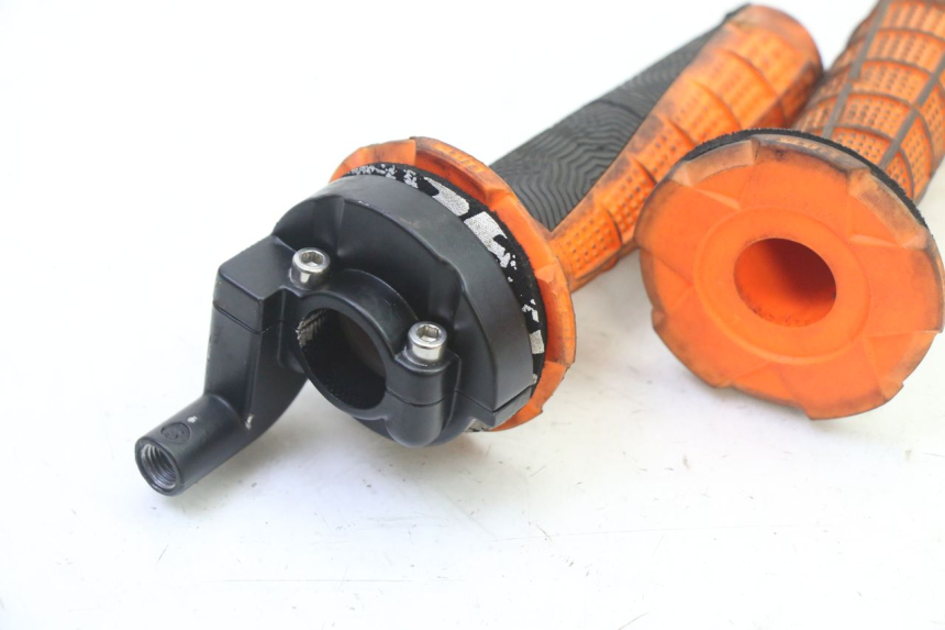 photo de THROTTLE GRIP APOLLO RFZ 125 - Alternative perspective