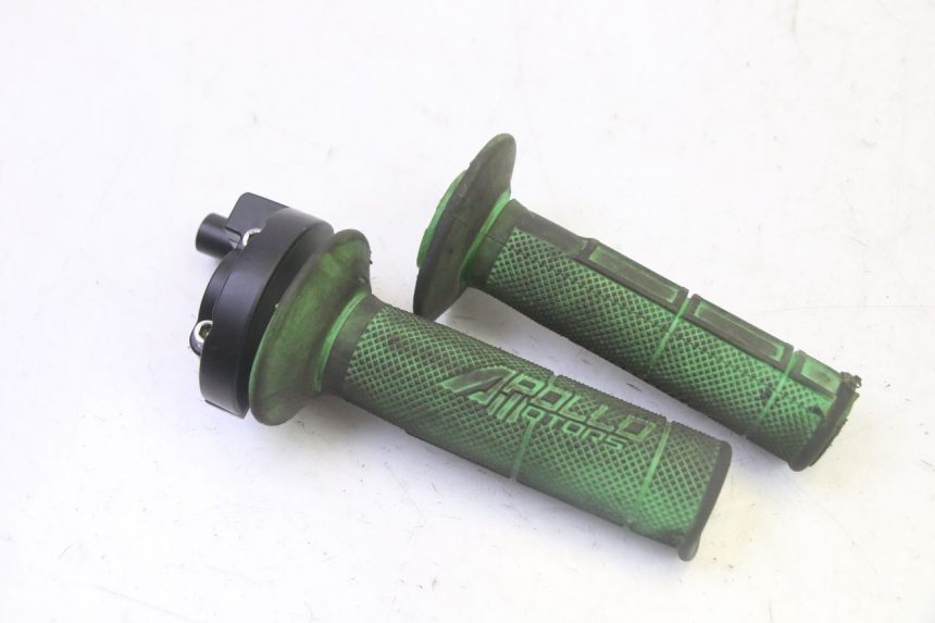 photo de THROTTLE GRIP APOLLO RFZ 125 - Zoom on usage condition