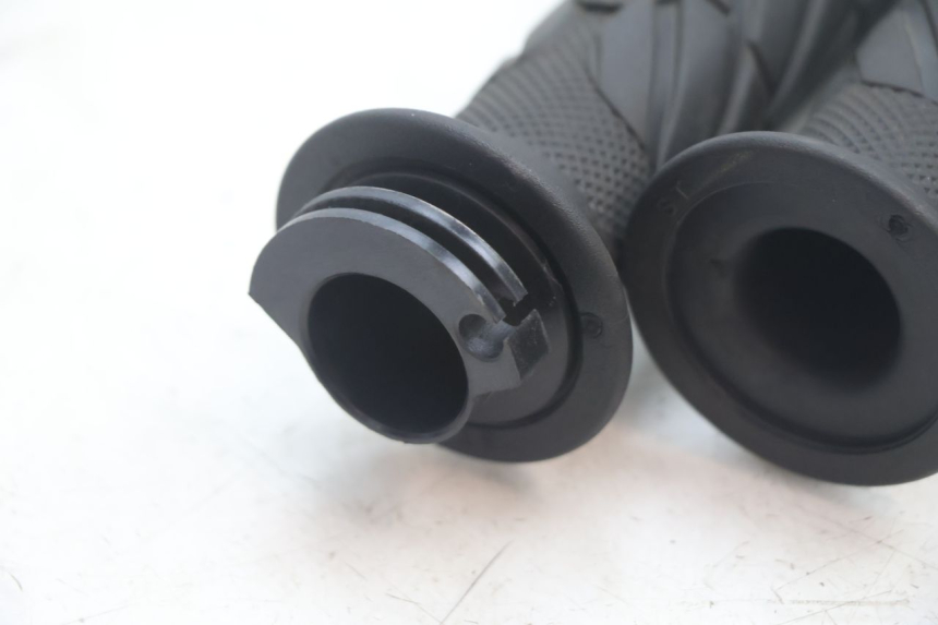 photo de THROTTLE GRIP TNT MOTOR ROMA 12' 2T 50 (2007 - 2018) - Zoom on usage condition