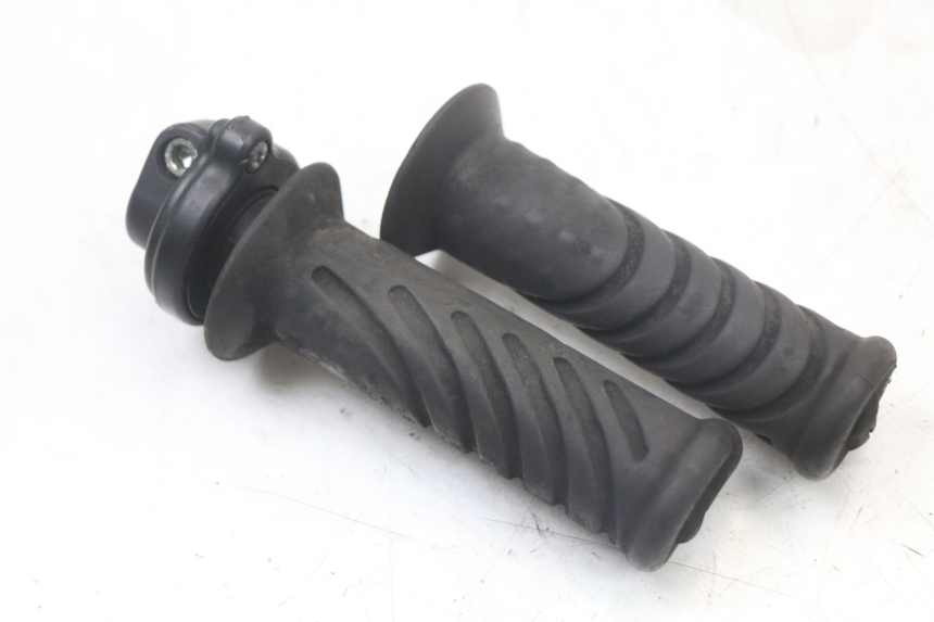 photo de THROTTLE GRIP GILERA RUNNER LC 50 (1997 - 1998) - Component detail