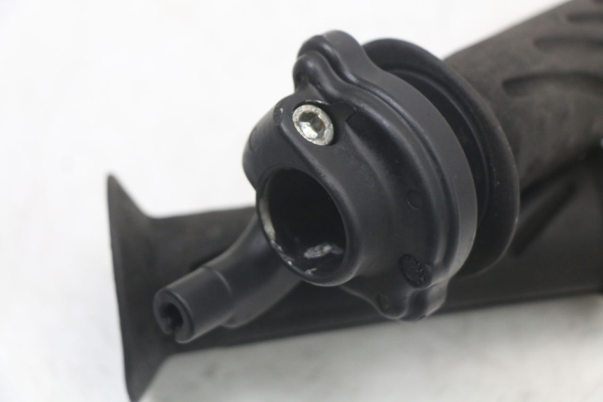 photo de THROTTLE GRIP GILERA RUNNER LC 50 (1997 - 1998) - Zoom on usage condition