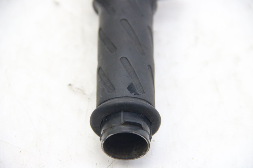 photo de THROTTLE GRIP SUZUKI SIXTEEN 125 (2008 - 2010) - Surface and material condition