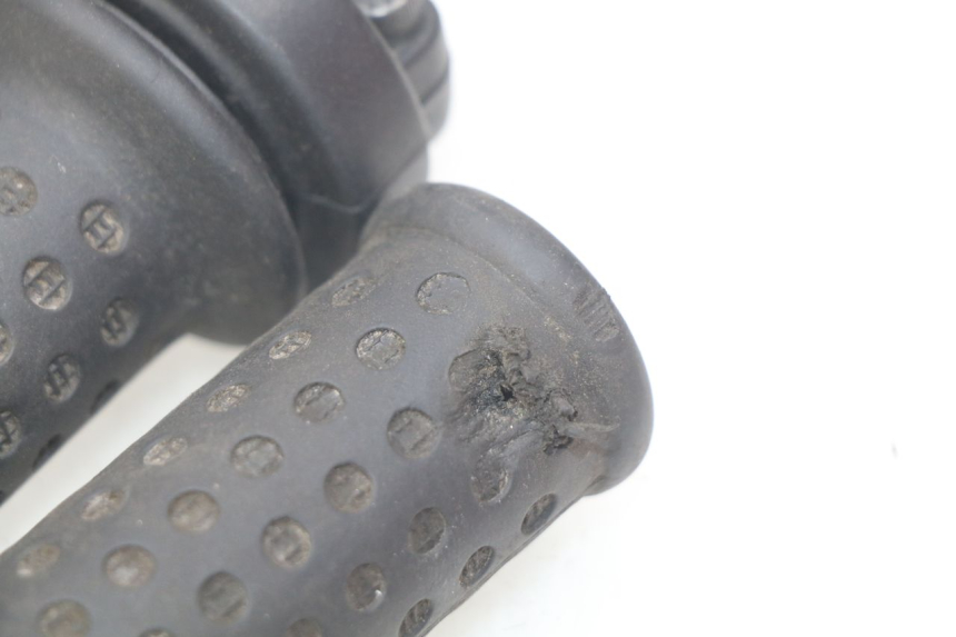 photo de THROTTLE GRIP APRILIA SR 2T 50 (2018 - 2022) - Zoom on usage condition