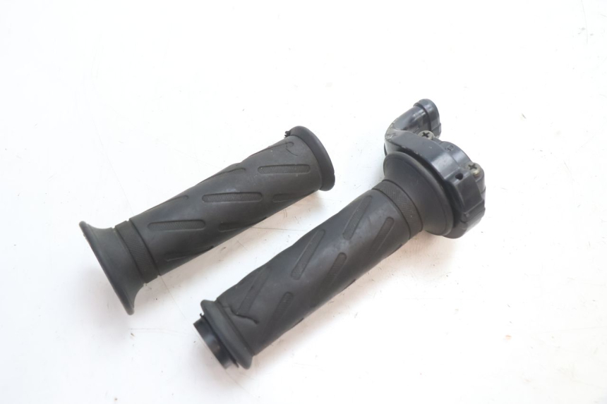 photo de THROTTLE GRIP SUZUKI SV S 650 (2003 - 2009) - Zoom on usage condition
