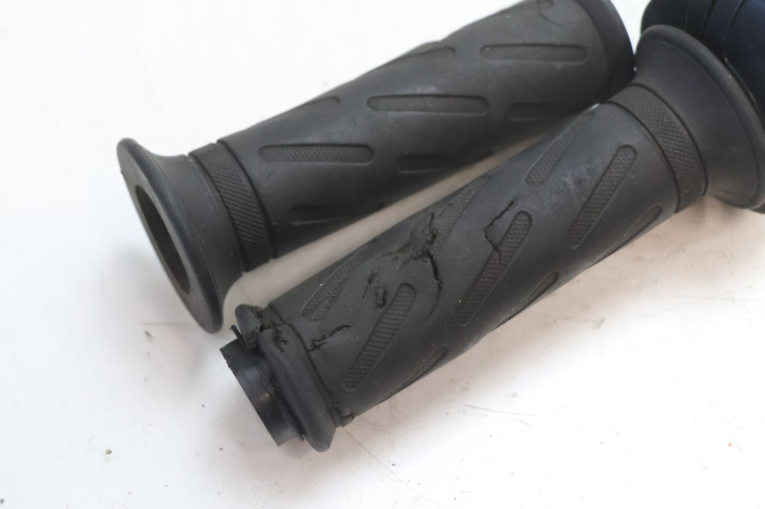 photo de THROTTLE GRIP SUZUKI SV S 650 (2003 - 2009) - Alternative perspective