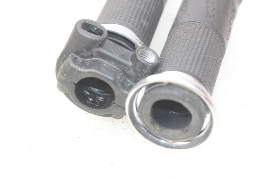 photo de THROTTLE GRIP PIAGGIO VESPA GTS IGET ABS 125 (2017 - 2023) - Component detail