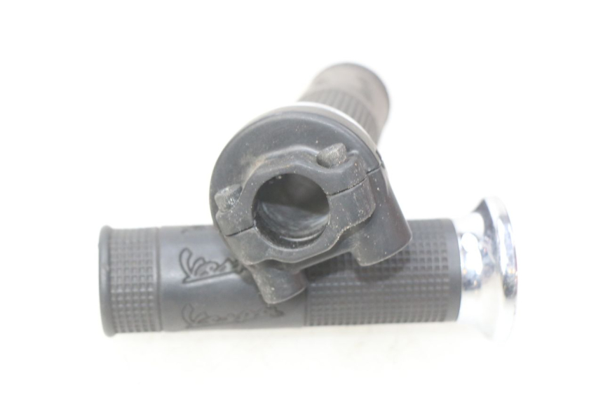 photo de THROTTLE GRIP PIAGGIO VESPA GTS IGET ABS 125 (2017 - 2023) - Zoom on usage condition