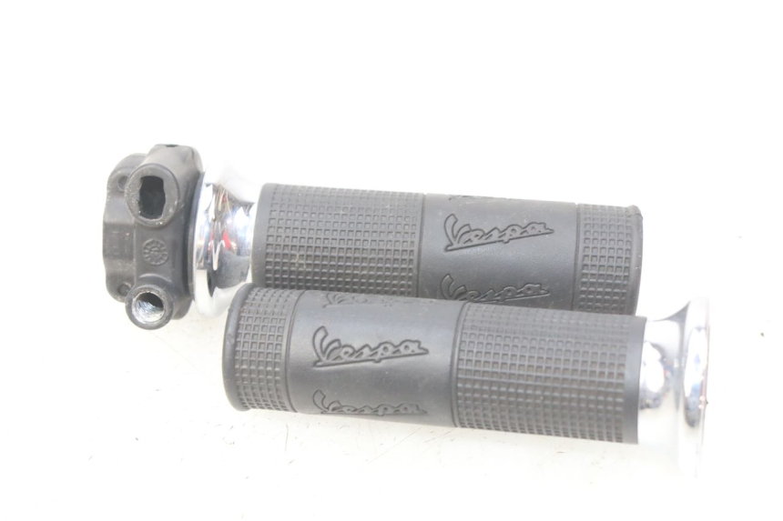 photo de THROTTLE GRIP PIAGGIO VESPA GTS IGET ABS 125 (2017 - 2023) - Alternative perspective
