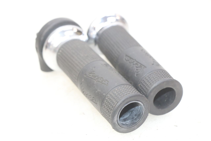 photo de THROTTLE GRIP PIAGGIO VESPA GTS IGET ABS 125 (2017 - 2023) - Product overview