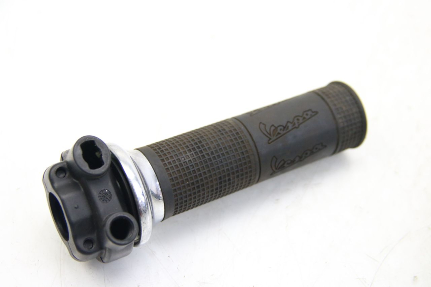 photo de THROTTLE GRIP PIAGGIO VESPA GTS SUPER IE 125 (2009 - 2016) - Zoom on usage condition