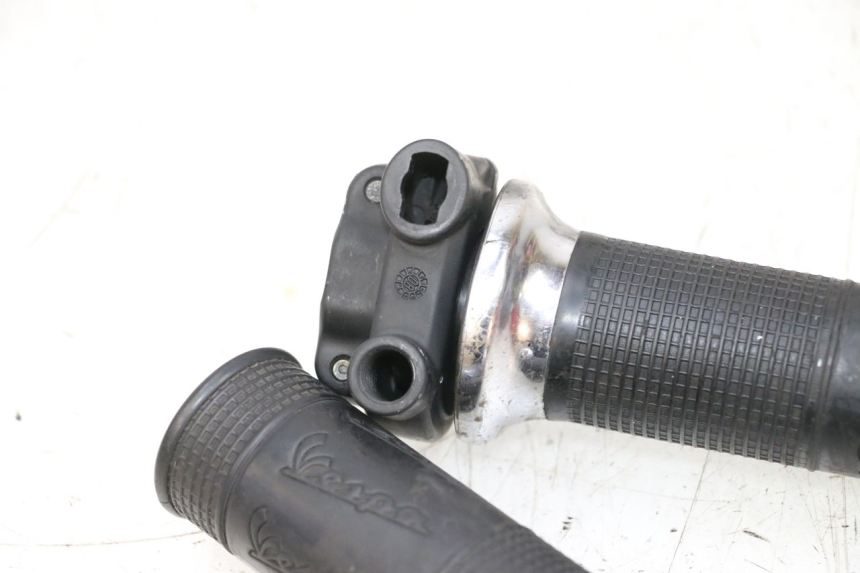 photo de THROTTLE GRIP PIAGGIO VESPA GTS SUPER IE 125 (2009 - 2016) - Zoom on usage condition