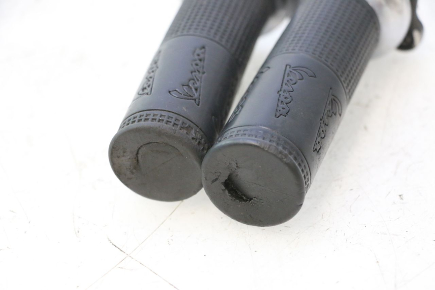 photo de THROTTLE GRIP PIAGGIO VESPA LX 2T 50 (2005 - 2013) - Fixing points details