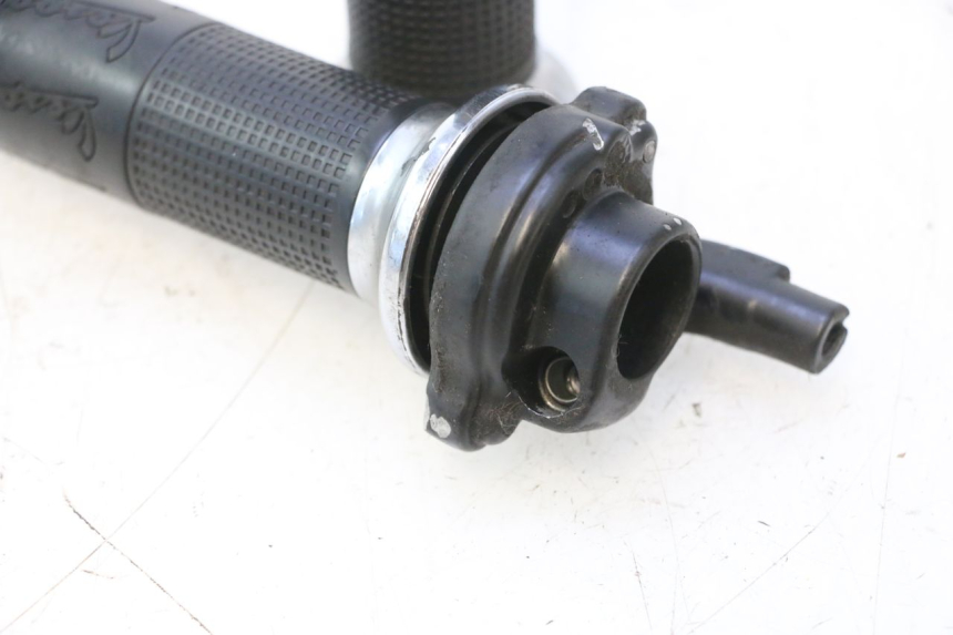 photo de THROTTLE GRIP PIAGGIO VESPA LX 2T 50 (2005 - 2013) - Surface and material condition