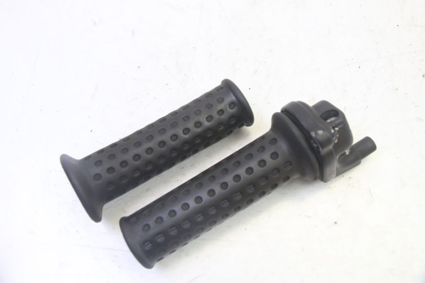 photo de THROTTLE GRIP PIAGGIO VESPA S 2T 50 (2007 - 2014) - Alternative perspective