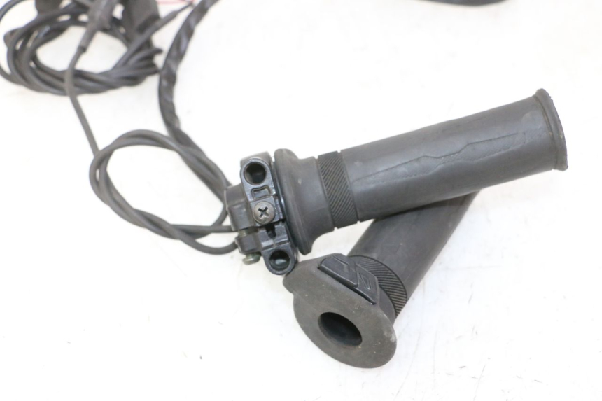 photo de THROTTLE GRIP YAMAHA XMAX X-MAX 125 (2006 - 2009) - Zoom on usage condition