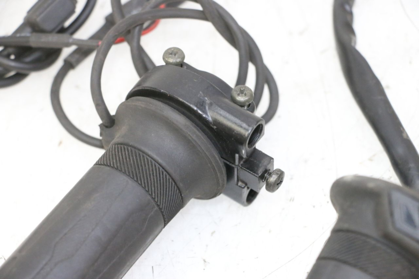 photo de THROTTLE GRIP YAMAHA XMAX X-MAX 125 (2006 - 2009) - Markings and original references