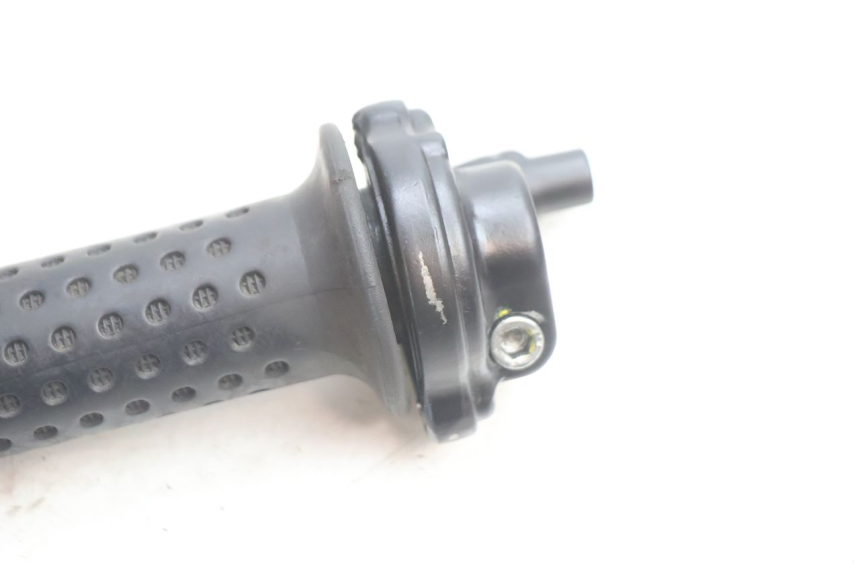 photo de THROTTLE GRIP PIAGGIO X8 STREET 125 (2006 - 2007) - Zoom on usage condition
