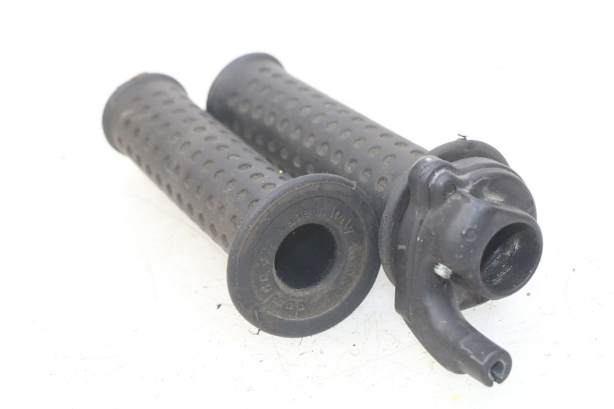 photo de THROTTLE GRIP PIAGGIO X9 EVOLUTION 125 (2003 - 2007) - Zoom on usage condition