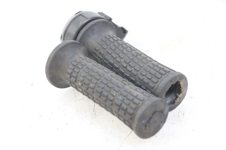 photo de THROTTLE GRIP PEUGEOT XP6 50 (1997 - 2003) - Technical close-up