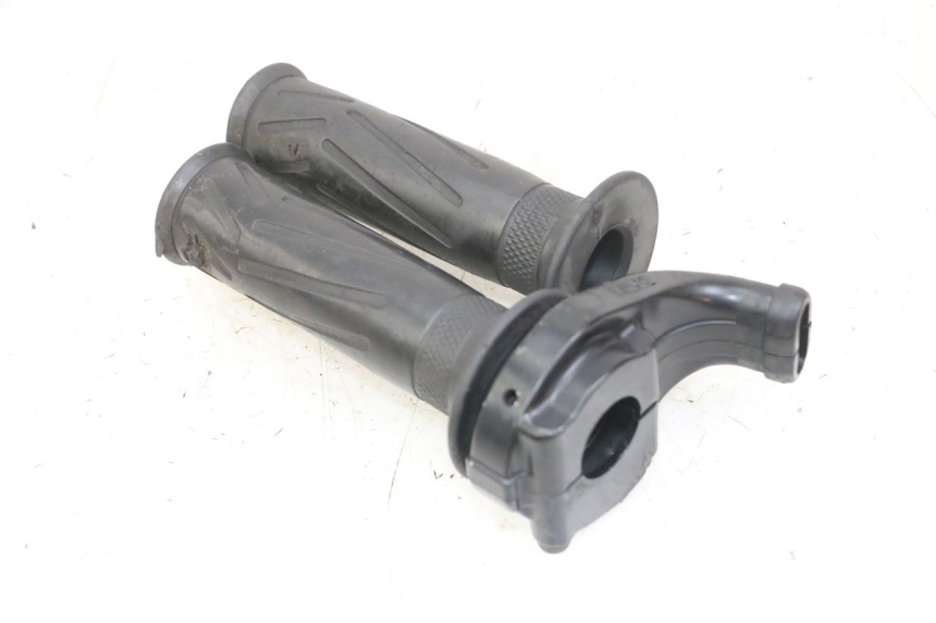 photo de THROTTLE GRIP YAMAHA FZS FAZER 600 (2001 - 2003) - Technical close-up