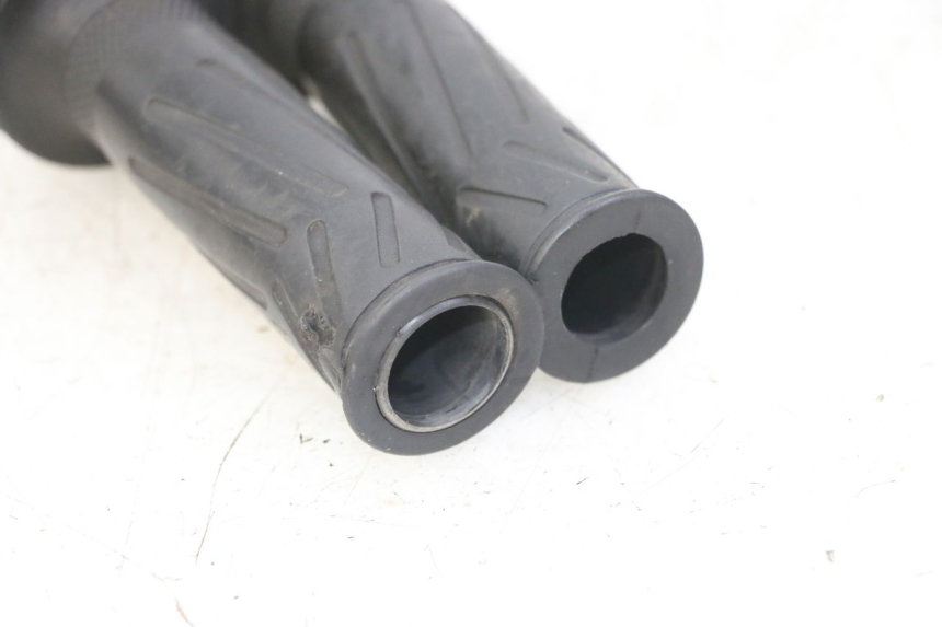 photo de THROTTLE GRIP YAMAHA FZS FAZER 600 (2001 - 2003) - Surface and material condition